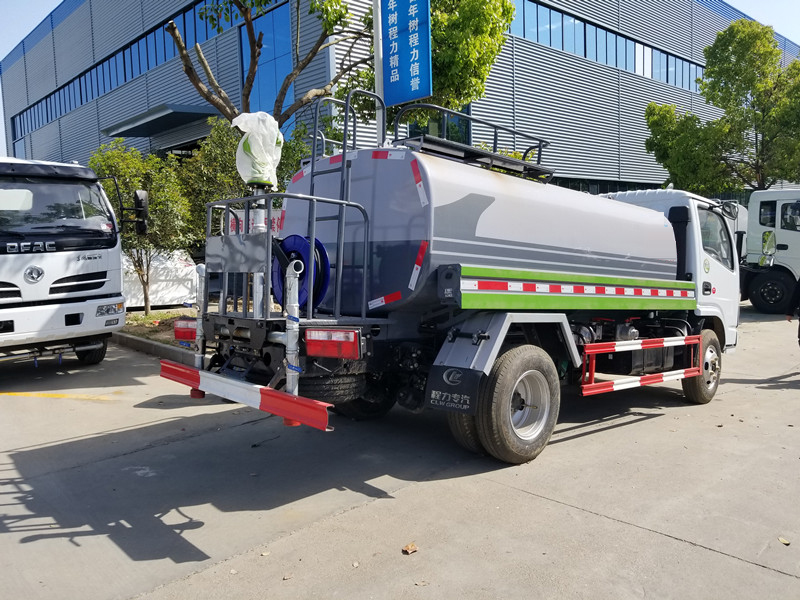 东风标准化5吨洒水车