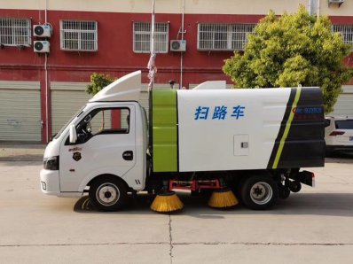 东风途运2600mm扫路车（0.8方水罐，1.7方尘罐）