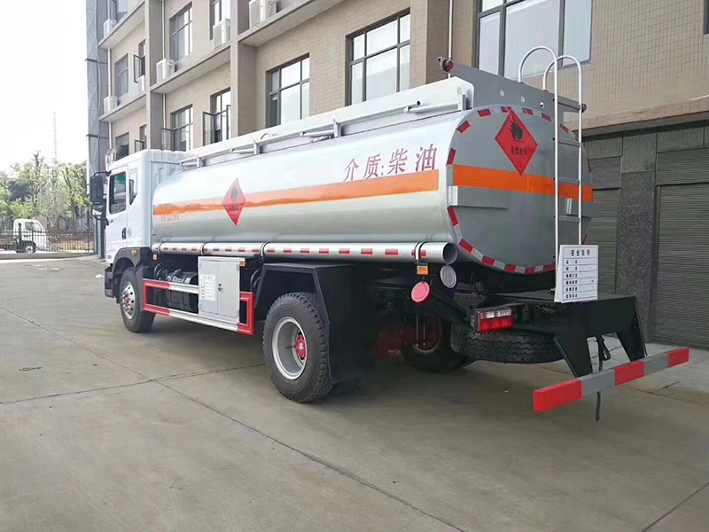 东风D9运油车