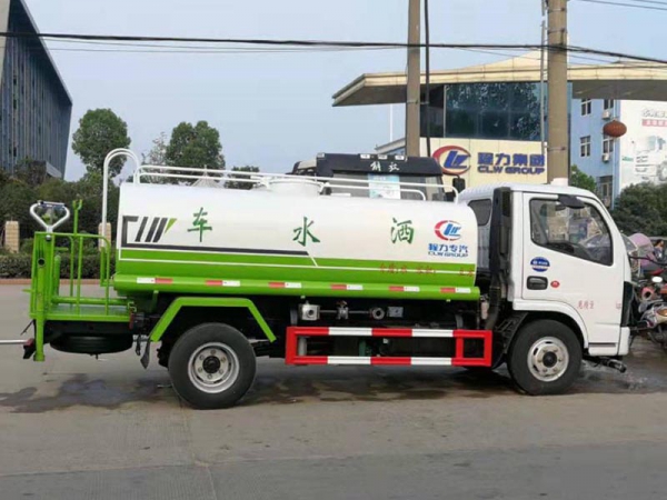 东风多利卡5吨洒水车