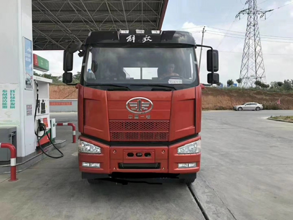 解放J6后八轮平板运输车