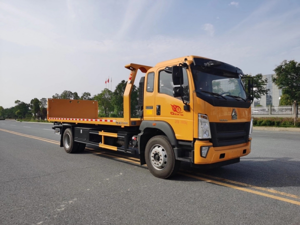 国六重汽豪沃重载型一拖二清障车