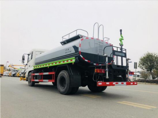 东风天锦护栏清洗车