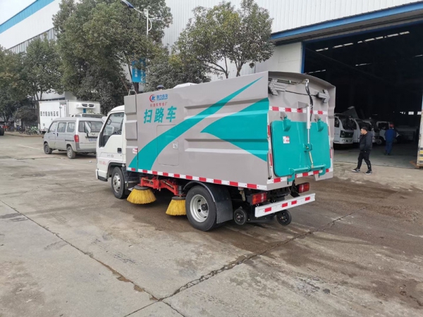 福田微型扫路车（0.8方水罐1.7方尘罐）