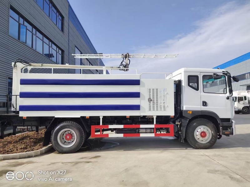 东风D9光伏板清洗车