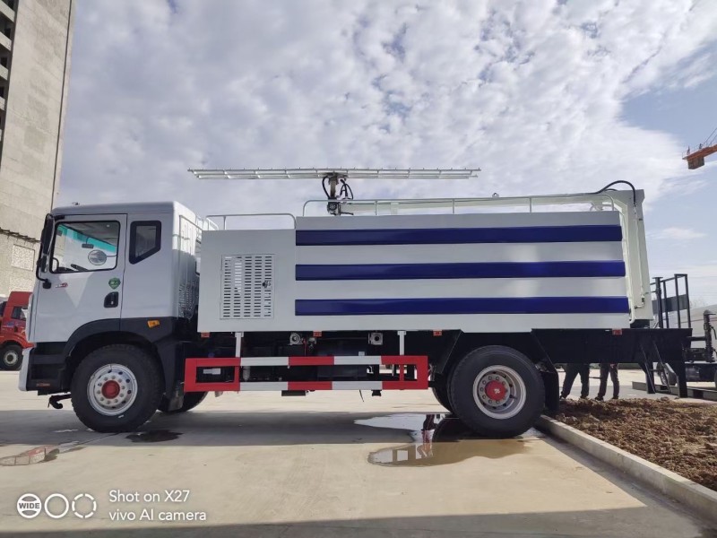 东风D9光伏板清洗车