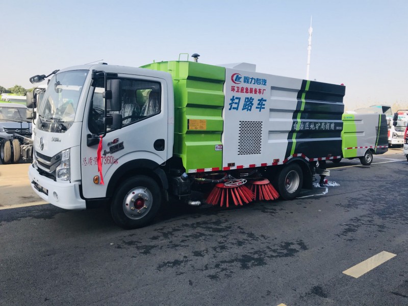东风多利卡5.5方扫路车