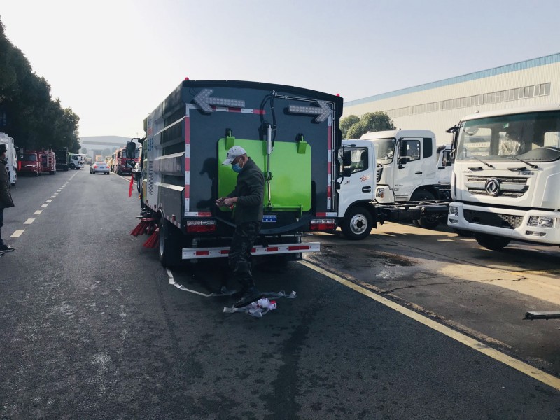 东风多利卡5.5方扫路车