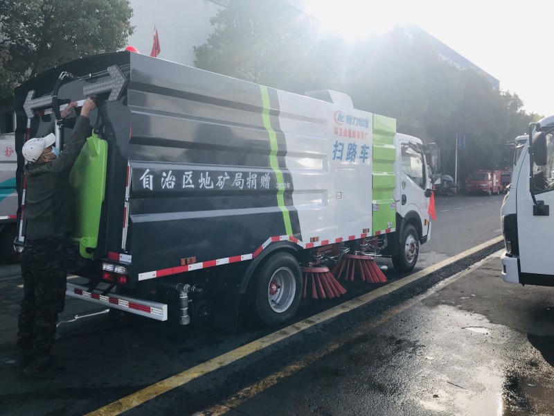 东风多利卡5.5方扫路车